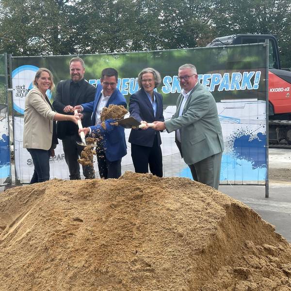 Baubeginn für den neuen Skaterpark Sankt Augustin, von links: Landtagsabgeordnete Franziska Müller-Rech (FDP), Landtagsabgeordeter Martin Metz (Grüne), Bürgermeister Dr. Max Leitterstorf (CDU), Ministerin Ina Scharrenbach (CDU), Landtagsabgeordneter Sascha Lienesch (CDU).