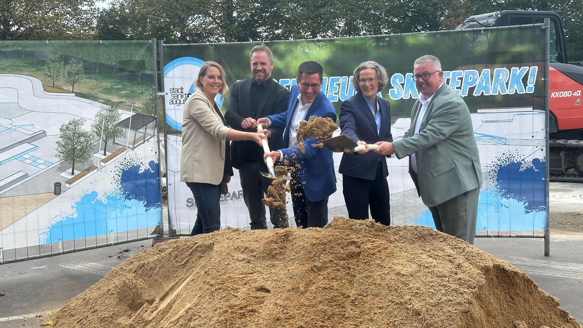 Baubeginn für den neuen Skaterpark Sankt Augustin, von links: Landtagsabgeordnete Franziska Müller-Rech (FDP), Landtagsabgeordeter Martin Metz (Grüne), Bürgermeister Dr. Max Leitterstorf (CDU), Ministerin Ina Scharrenbach (CDU), Landtagsabgeordneter Sascha Lienesch (CDU).