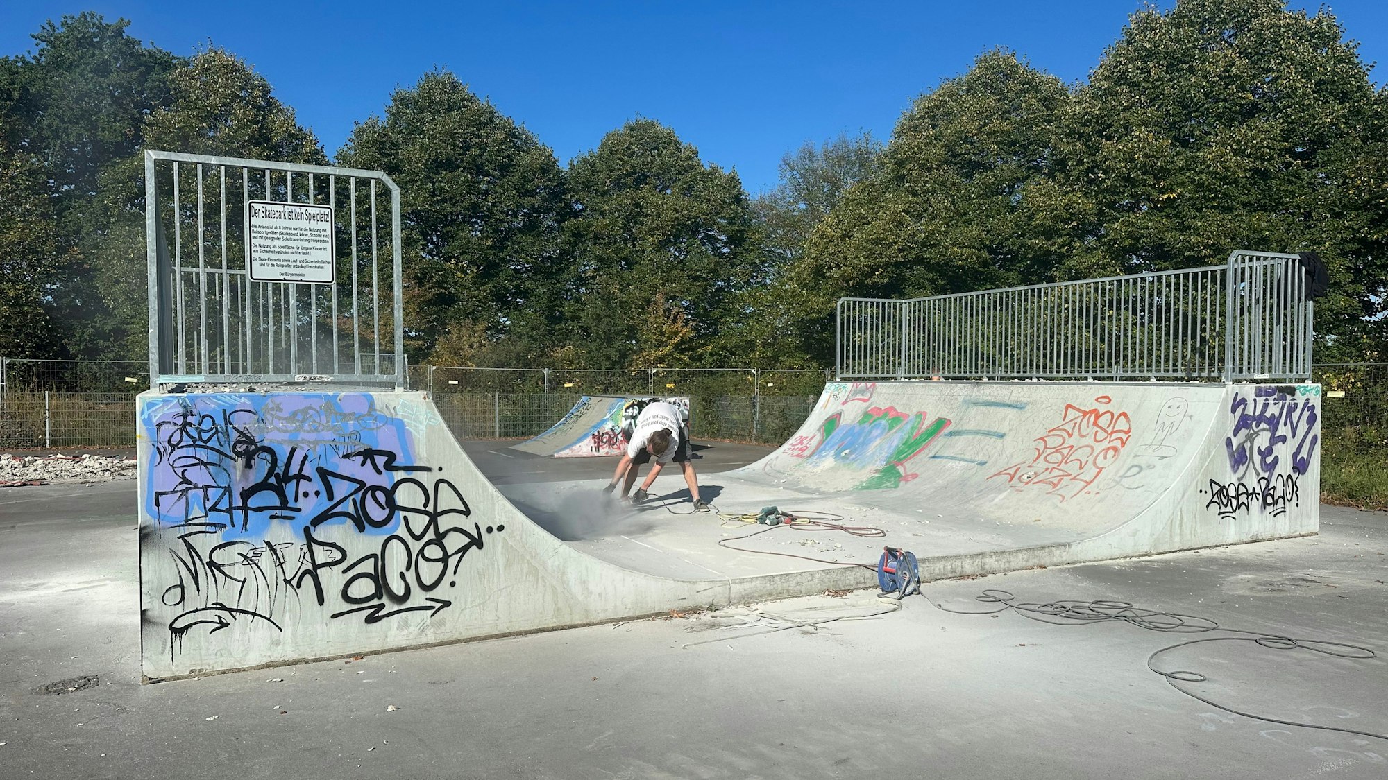 Die neu aufgestellte Mini-Ramp wird wiederverwertet und bekommt mit ihren Elementen einen Platz im neuen Skatepark.