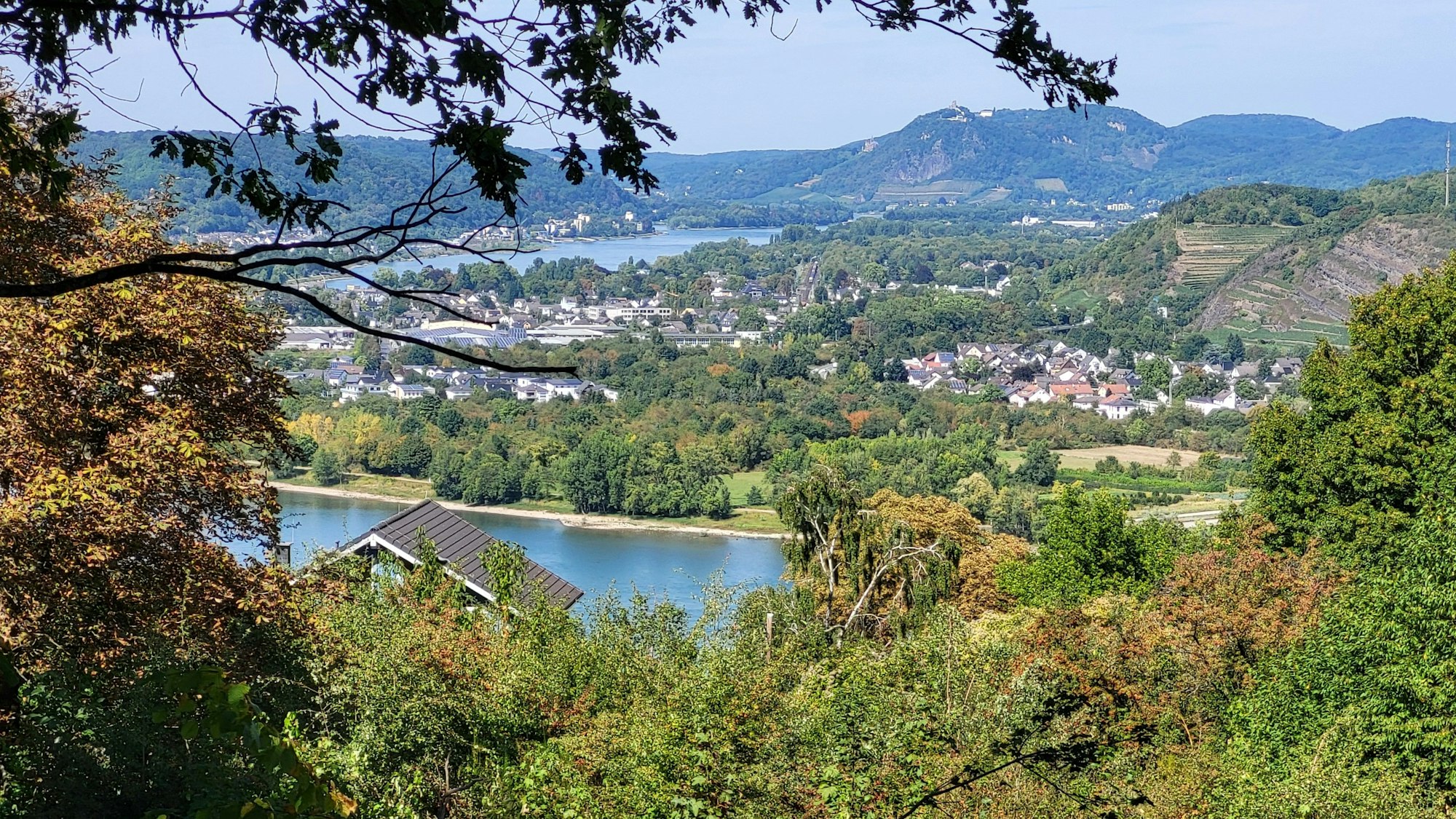 Der Rheinblick vom Hotel Waldburg in Remagen ist auch heute noch spektakulär. Sogar das Siebengebirge und der Drachenfels sind im Hintergrund gut zu erkennen.