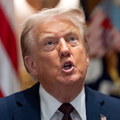 US-Präsident Donald Trump spricht während einer Kabinettssitzung im Weißen Haus. Anschließend trat er mehrere Tage nicht öffentlich auf – was zu wilden Spekulationen im Netz führte.