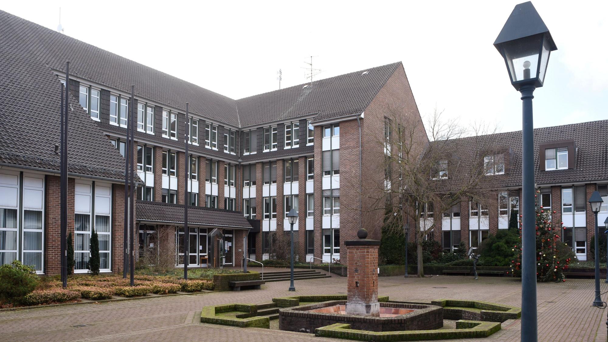 Auf dem Foto ist das Pulheimer Rathaus zu sehen.
