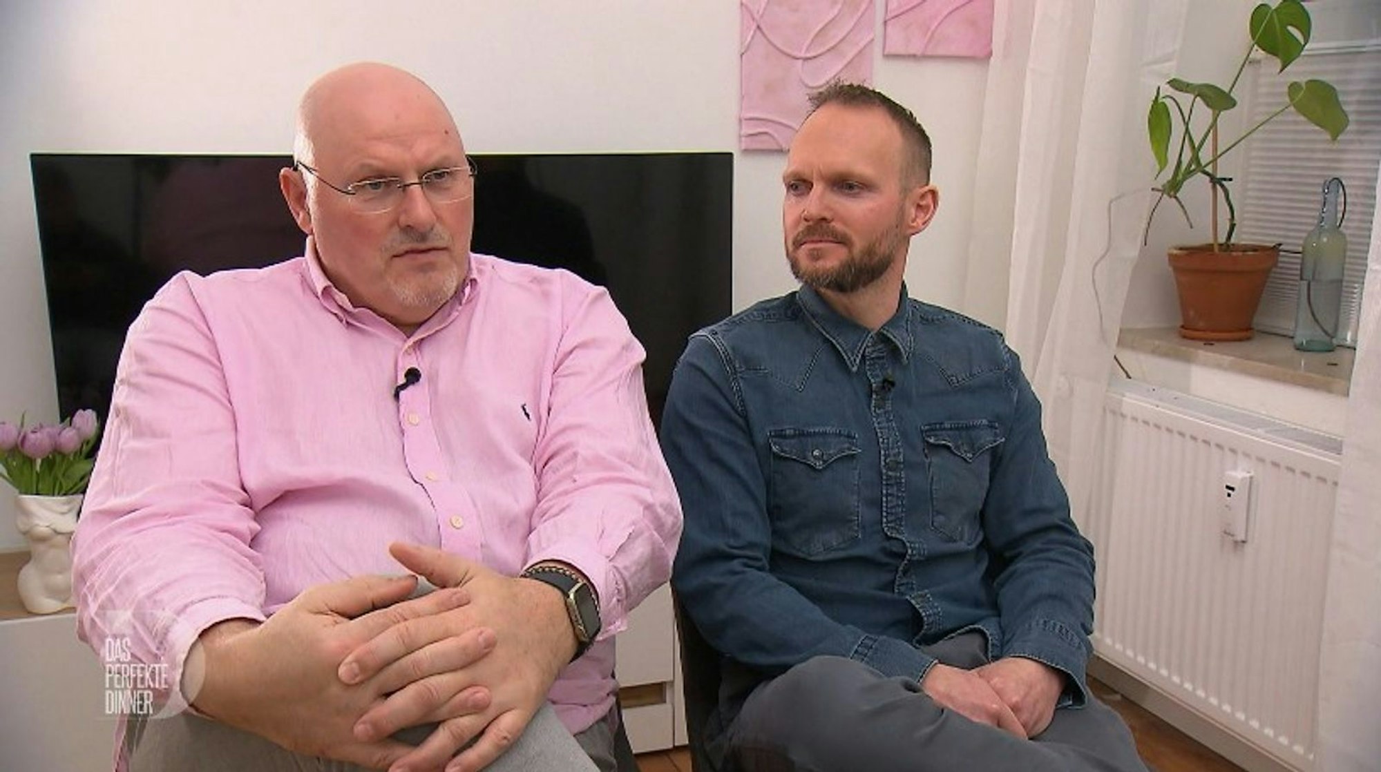 Frank (links) und Jan sind nicht ganz zufrieden mit Neles Menü. (Bild: VOX)
