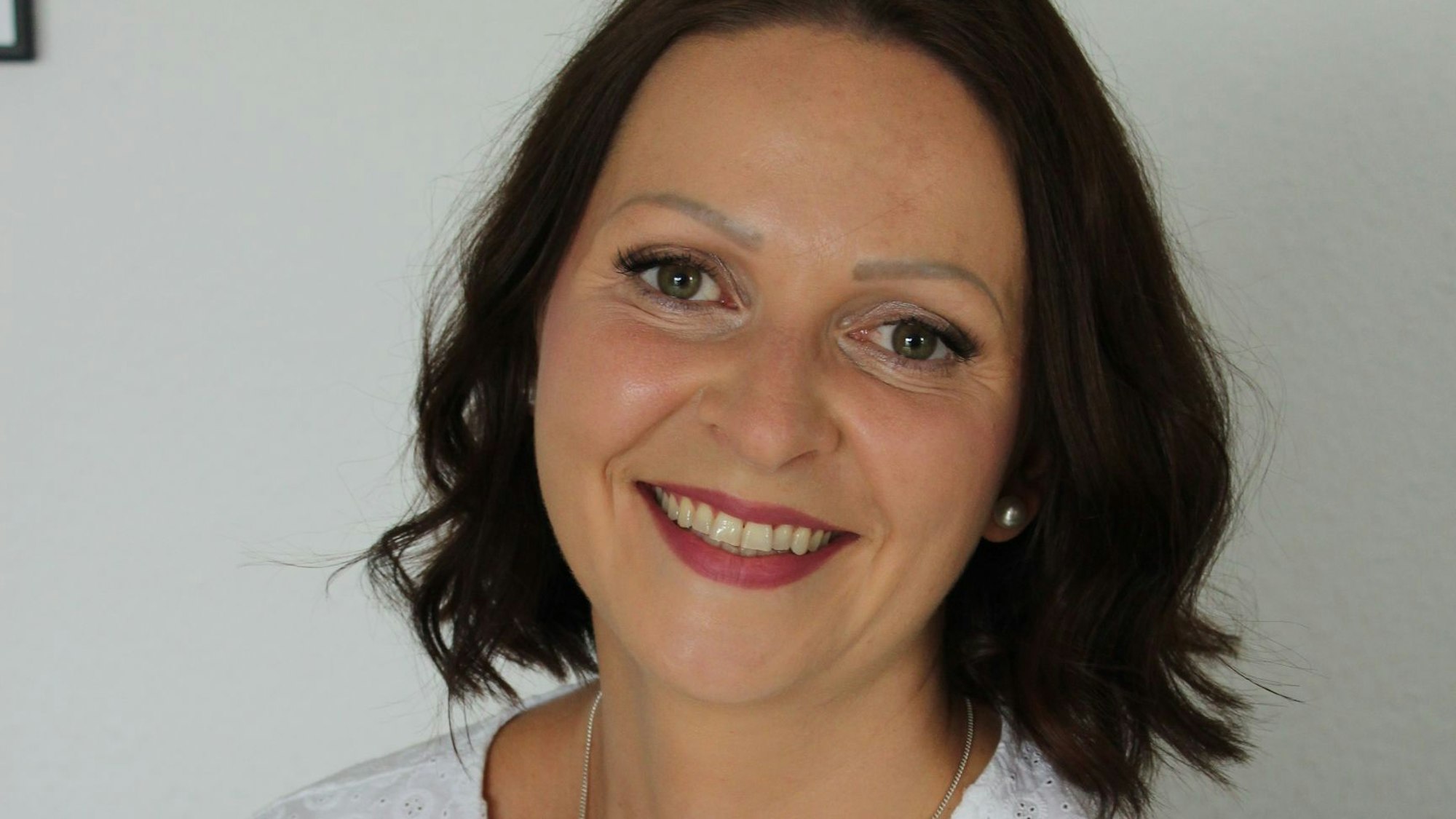 Auf dem Bild ist das Portrait einer Frau mit braunen Haaren und Augen zu sehen.