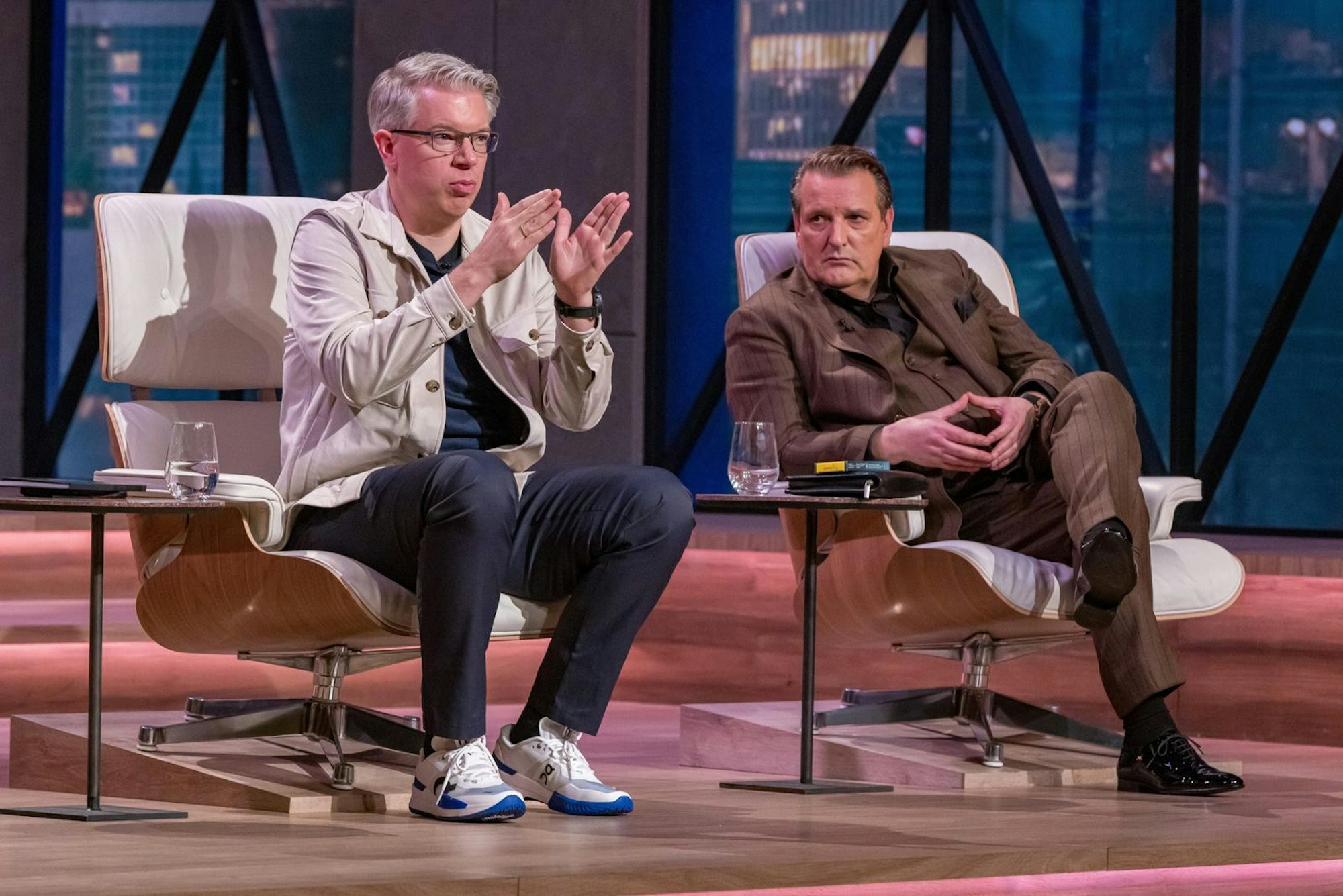 Frank Thelen (links) und Ralf Dümmel fragen gerne kritisch nach. (Bild: RTL / Bernd-Michael Maurer)