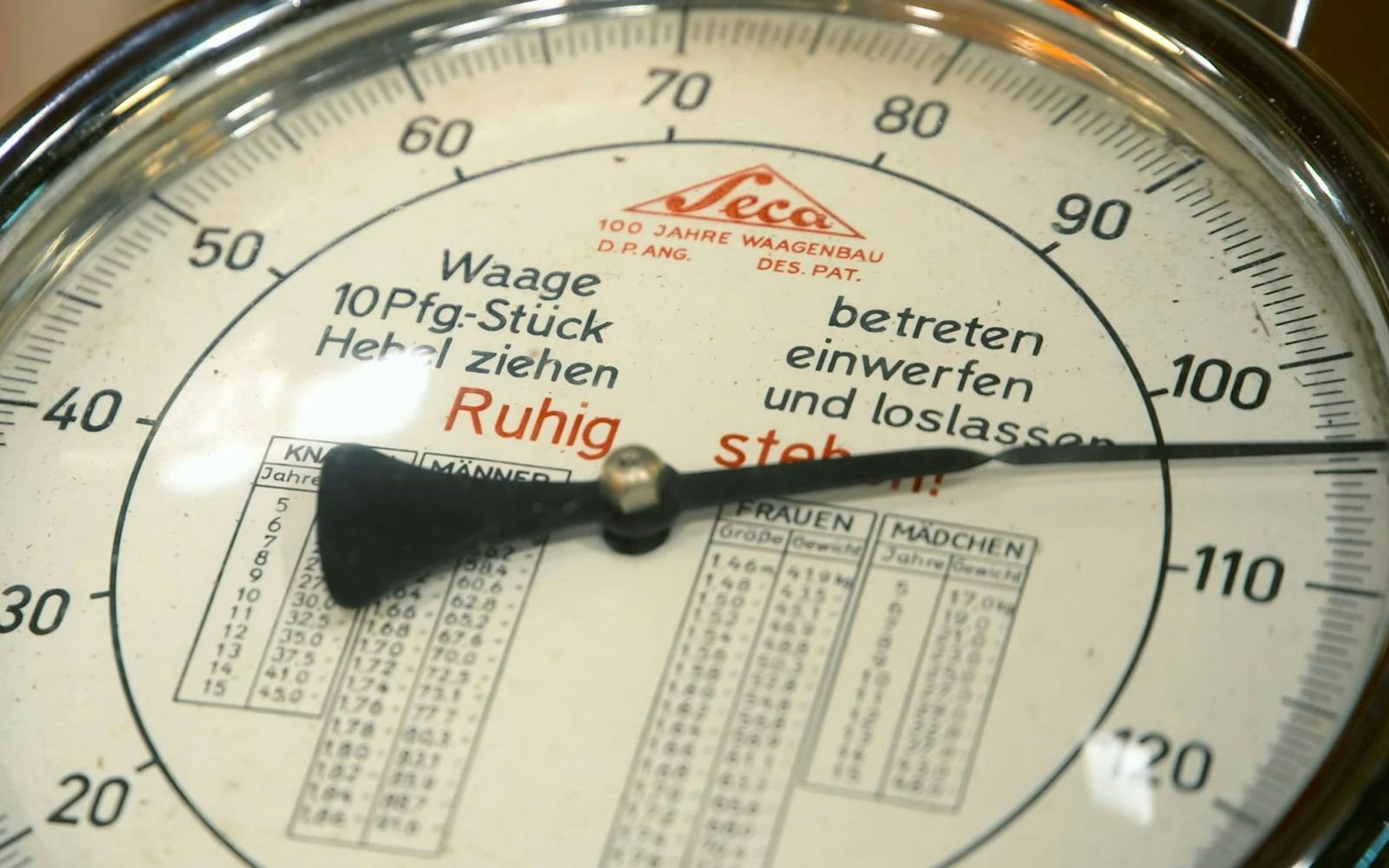 Für 10 Pfennig erfuhren Interessierte mit dieser Personenwaage ihr Gewicht und konnten in einer Tabelle nachlesen, ob dieses dem Ideal entsprach. (Bild: ZDF)