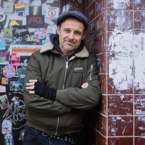 Das Bild zeigt Ingo Knollmann (Ingo Donot), Frontmann und Sänger der deutschen Punk-Band Donots,stehend in einem Hauseingang. Foto: Rolf Vennenbernd/dpa