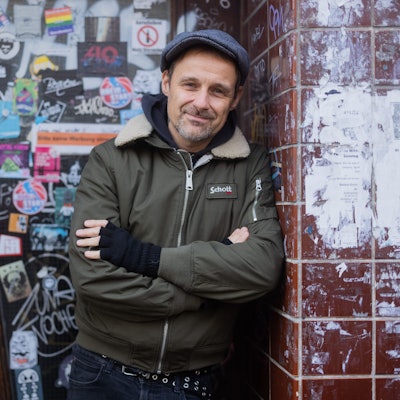 Das Bild zeigt Ingo Knollmann (Ingo Donot), Frontmann und Sänger der deutschen Punk-Band Donots,stehend in einem Hauseingang. Foto: Rolf Vennenbernd/dpa