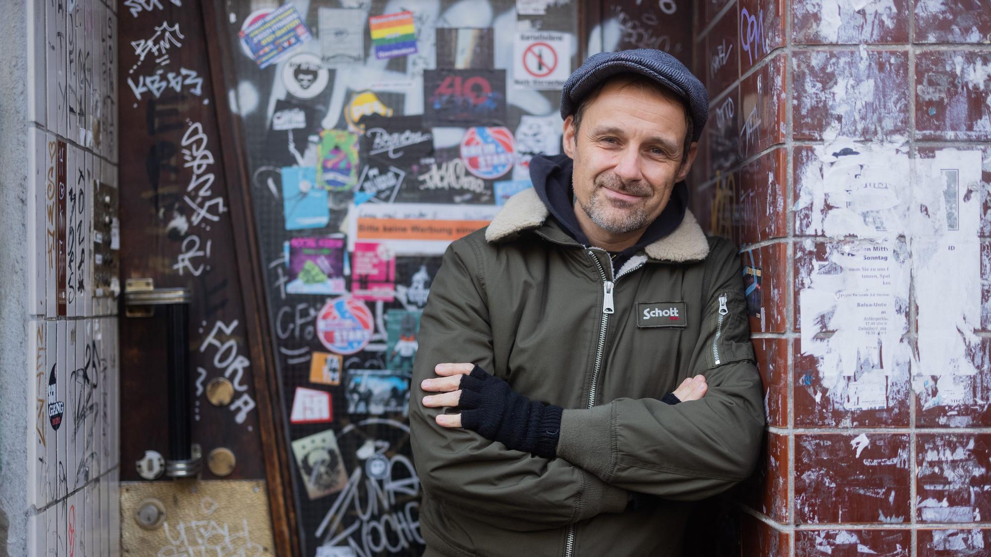Das Bild zeigt Ingo Knollmann (Ingo Donot), Frontmann und Sänger der deutschen Punk-Band Donots,stehend in einem Hauseingang. Foto: Rolf Vennenbernd/dpa