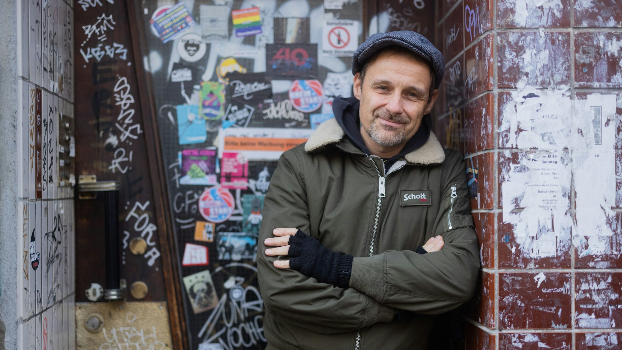 Das Bild zeigt Ingo Knollmann (Ingo Donot), Frontmann und Sänger der deutschen Punk-Band Donots,stehend in einem Hauseingang. Foto: Rolf Vennenbernd/dpa