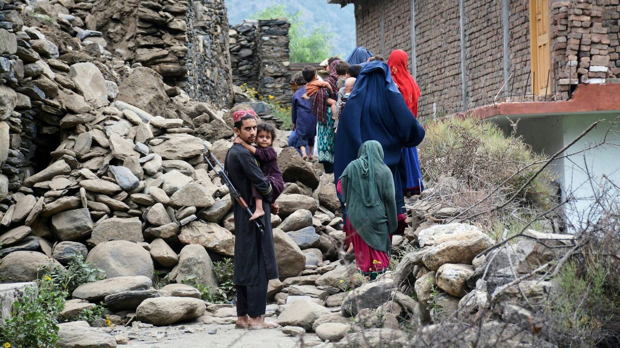 Anwohner gehen in Mazar Dara an einem Haus vorbei, das durch ein Erdbeben zerstört wurde. Bei den verheerenden Erdbeben im Osten Afghanistans sind nach Angaben der herrschenden Taliban mehr als 900 Menschen ums Leben gekommen.