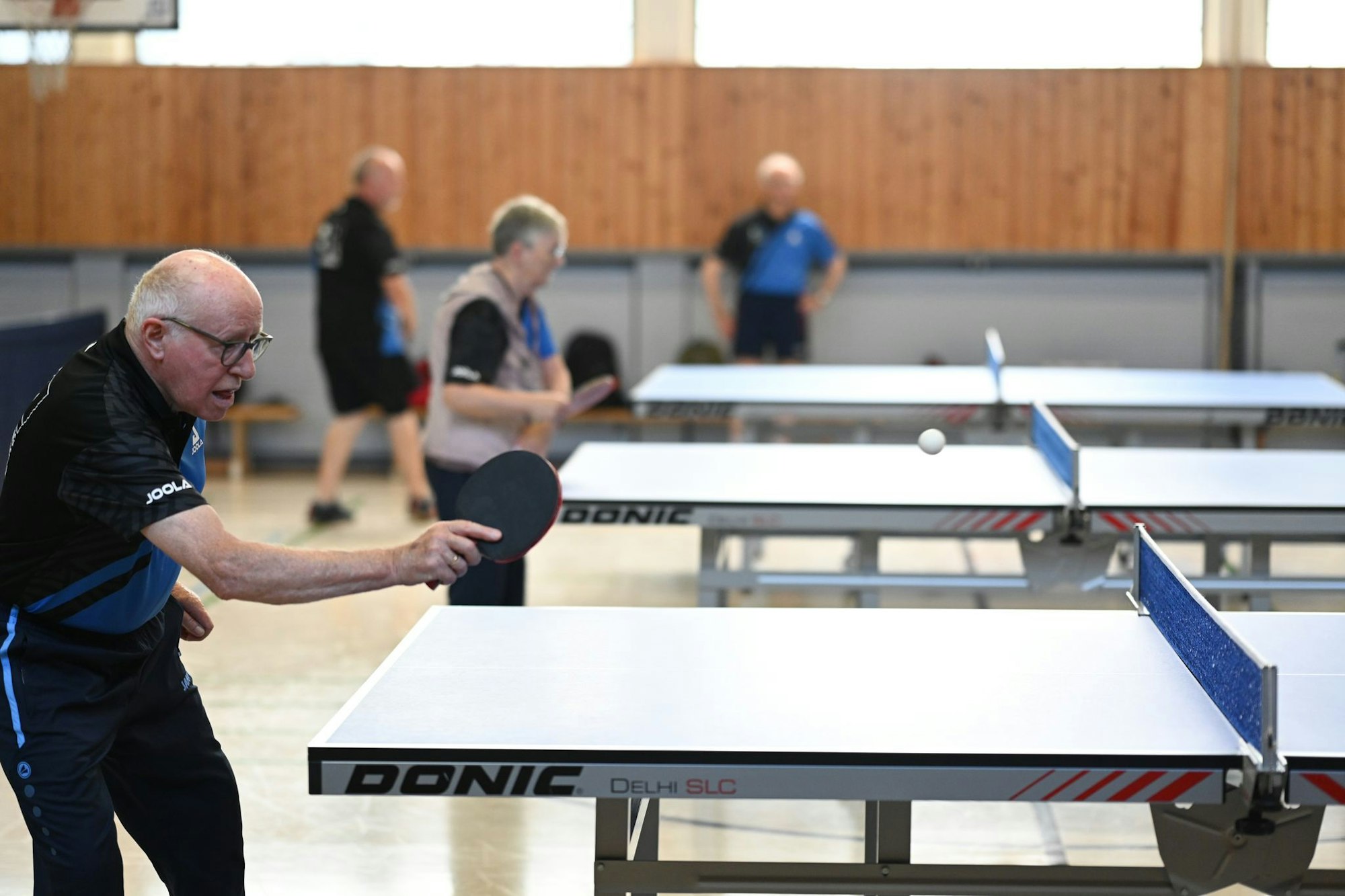 Der Parkinson-Patient Erwin Zimmermann beim Tischtennis.