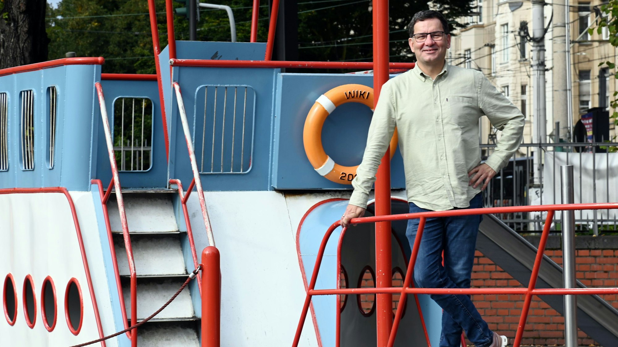 01.09.2025 Köln. Autor und Comedian Moritz Netenjakob über sein neues Buch "Der beste Papa der Welt", Premiere ist am 4.9. in der Volksbühne. Foto: Alexander Schwaiger