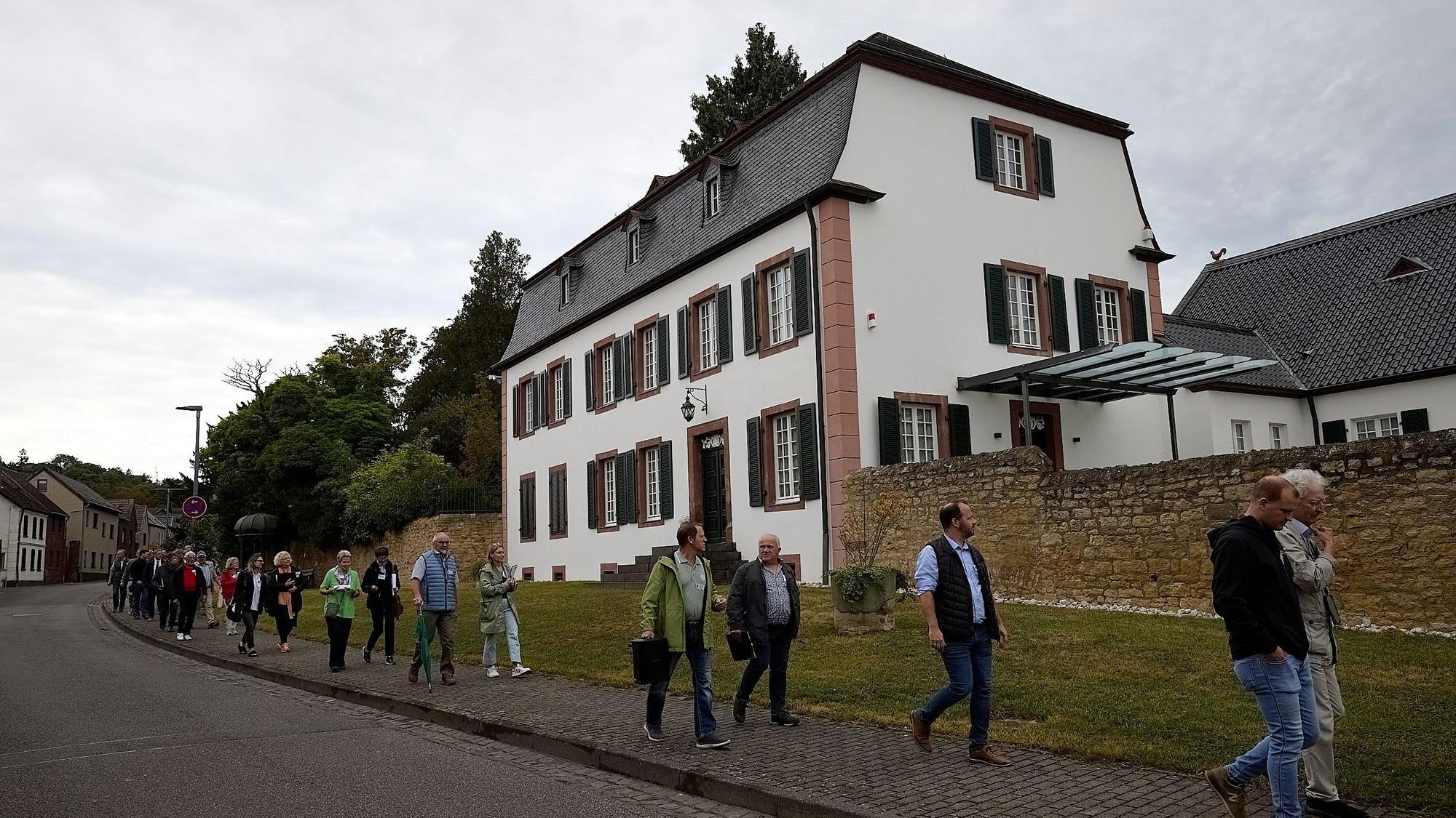 Die Mitglieder der Landeskommission des Wettbewerbs „Unser Dorf hat Zukunft“ gehen durch Zülpich-Bürvenich.