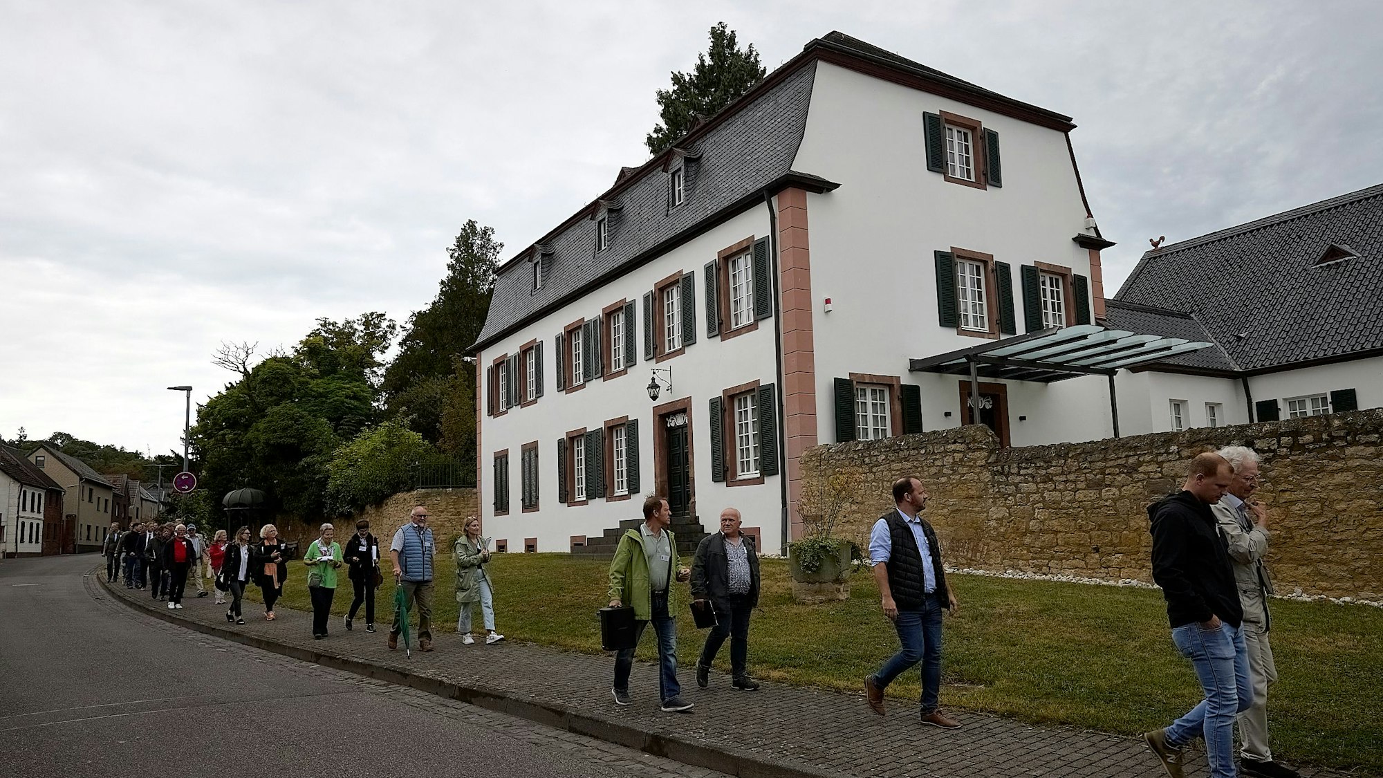 Die Mitglieder der Landeskommission des Wettbewerbs „Unser Dorf hat Zukunft“ gehen durch Zülpich-Bürvenich.