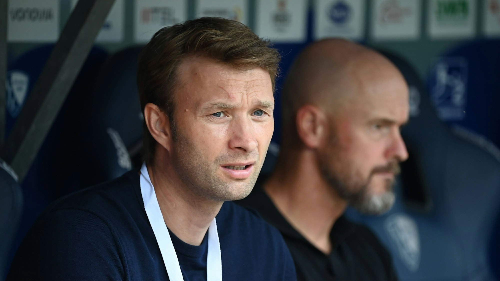 Bayers Sportgeschäftsführer Simon Rolfes (l.) und Ex-Trainer Erik ten Hag beim Testspiel in Bochum im Juli.