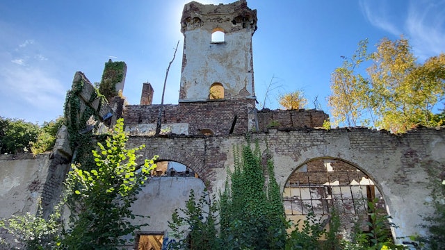 Das einst prächtige Anwesen mit großem Festsaal und Turm ist längst zu einem gruseligen „Lost Place“ verkommen.