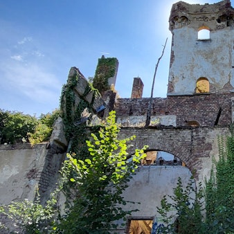 Das einst prächtige Anwesen mit großem Festsaal und Turm ist längst zu einem gruseligen „Lost Place“ verkommen.