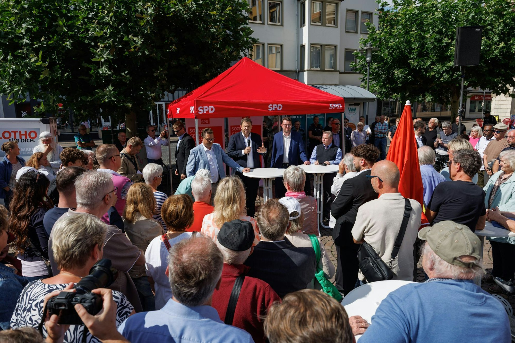Die Menschen auf dem Alten Markt von Herford haben nicht nur nach der Bundespolitik gefragt, sondern auch nach kaputten Schulklos, maroden Sporthallen und dem Leerstand in der Innenstadt.