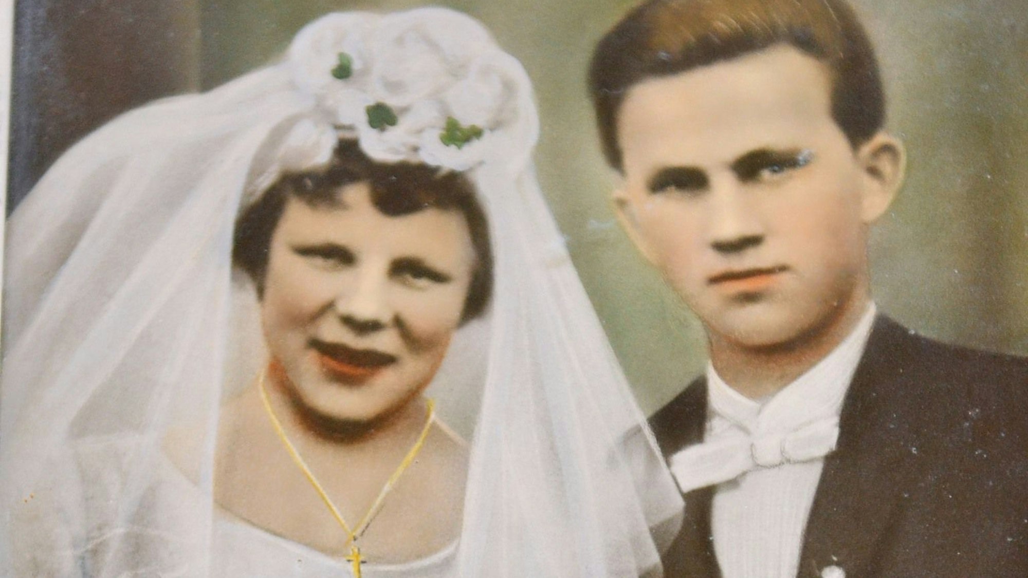 Eine alte Fotoaufnahme zeigt Gertrud Elisabeth und Rudolf Pohl am Tag ihrer Hochzeit. Sie trägt ein Brautkleid, er trägt Anzug.