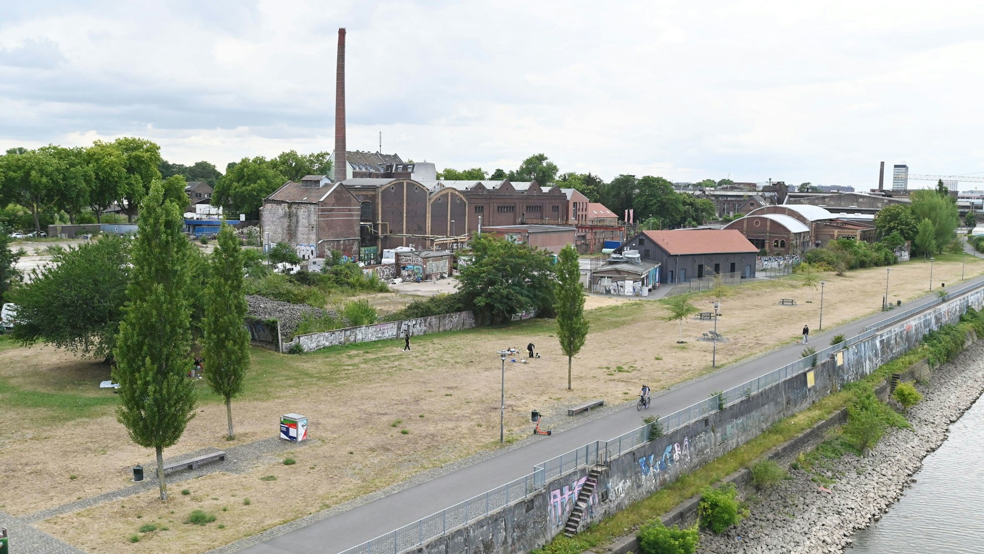08.07.2025 Köln. Zahlreiche Bauprojekte im Stadtentwicklungsprojekt Mühlheimer Süden verzögern sich. Teilweise liegen die Plangebiete noch komplett brach. Lindgens Areal. Foto: Alexander Schwaiger