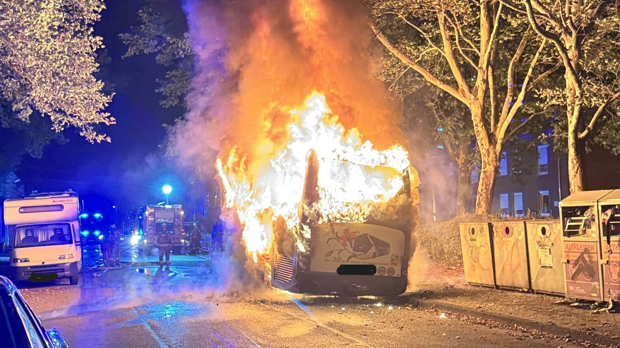 Ein Reisebus steht in Düren in Flammen.