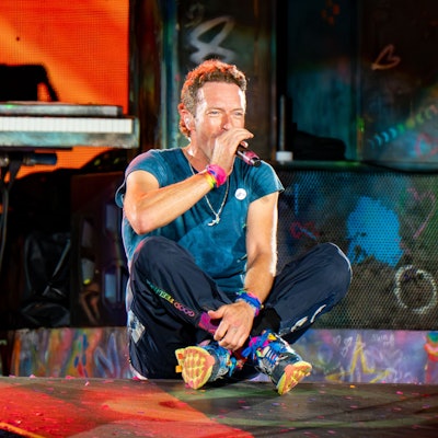 Chris Martin von Coldplay tritt live auf der Bühne des Wembley-Stadions auf.