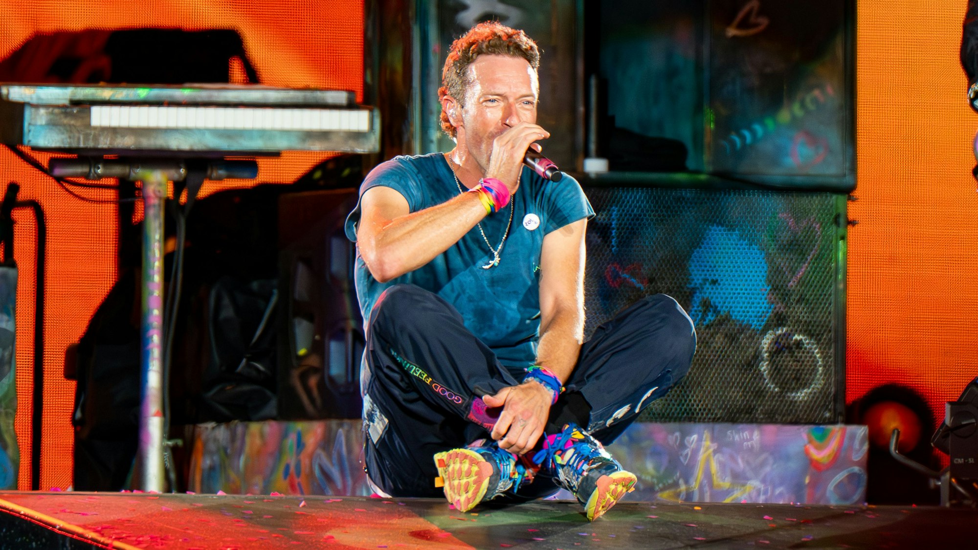 Chris Martin von Coldplay tritt live auf der Bühne des Wembley-Stadions auf.