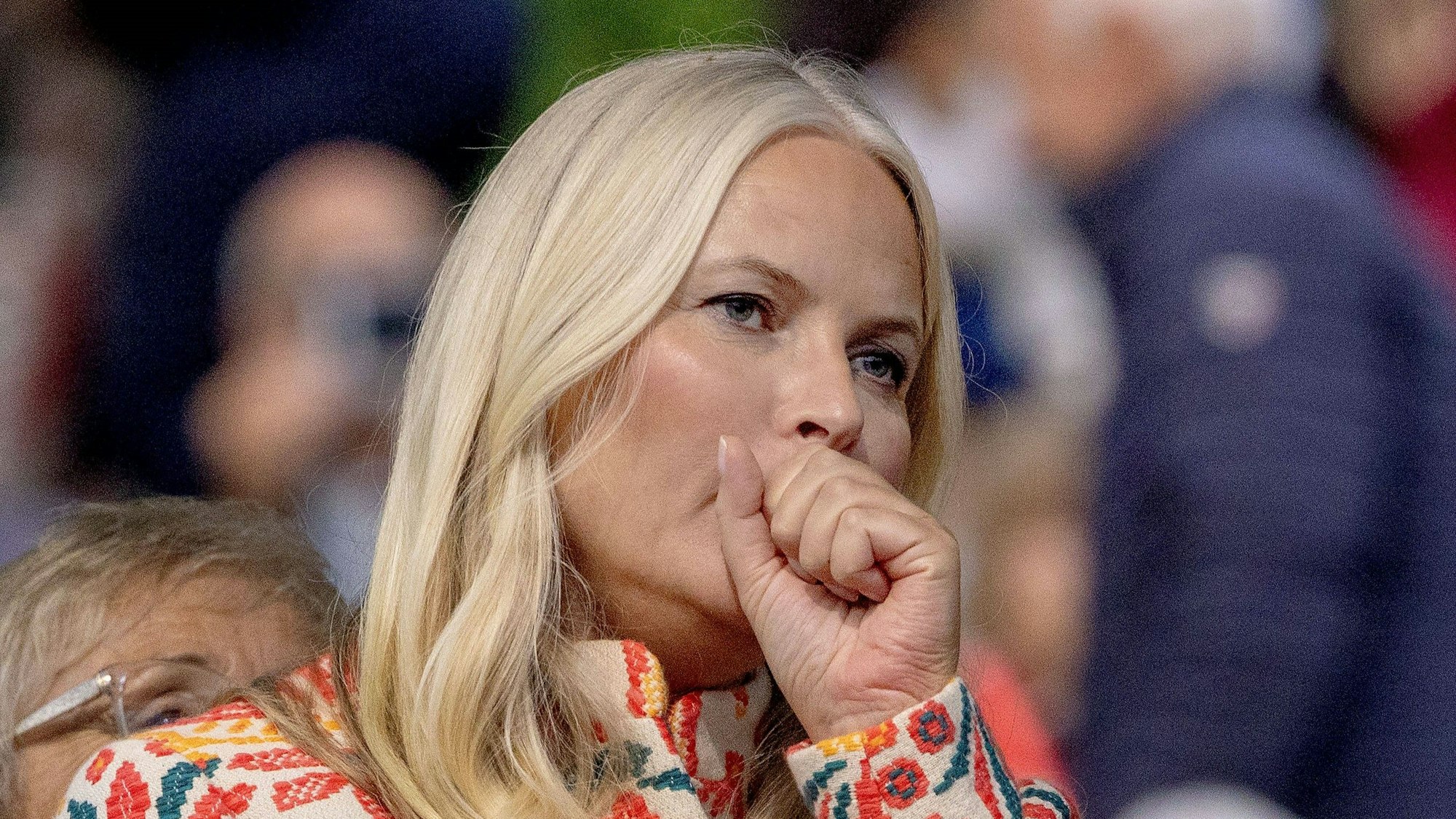 Mette-Marit hustet.