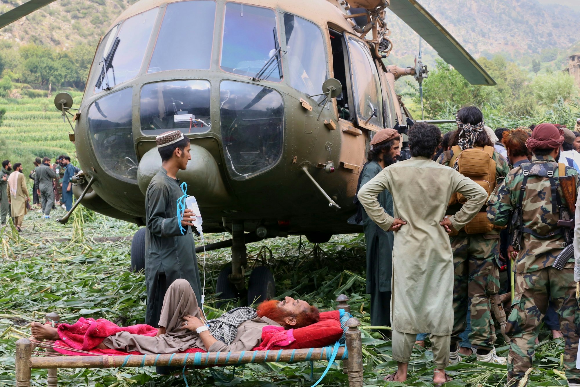 Verletzte eines Erdbebens, bei dem Hunderte von Menschen ums Leben kamen und Dörfer im Osten Afghanistans zerstört wurden, werden mit einem Militärhubschrauber aus Mazar Dara in der Provinz Kunar evakuiert.