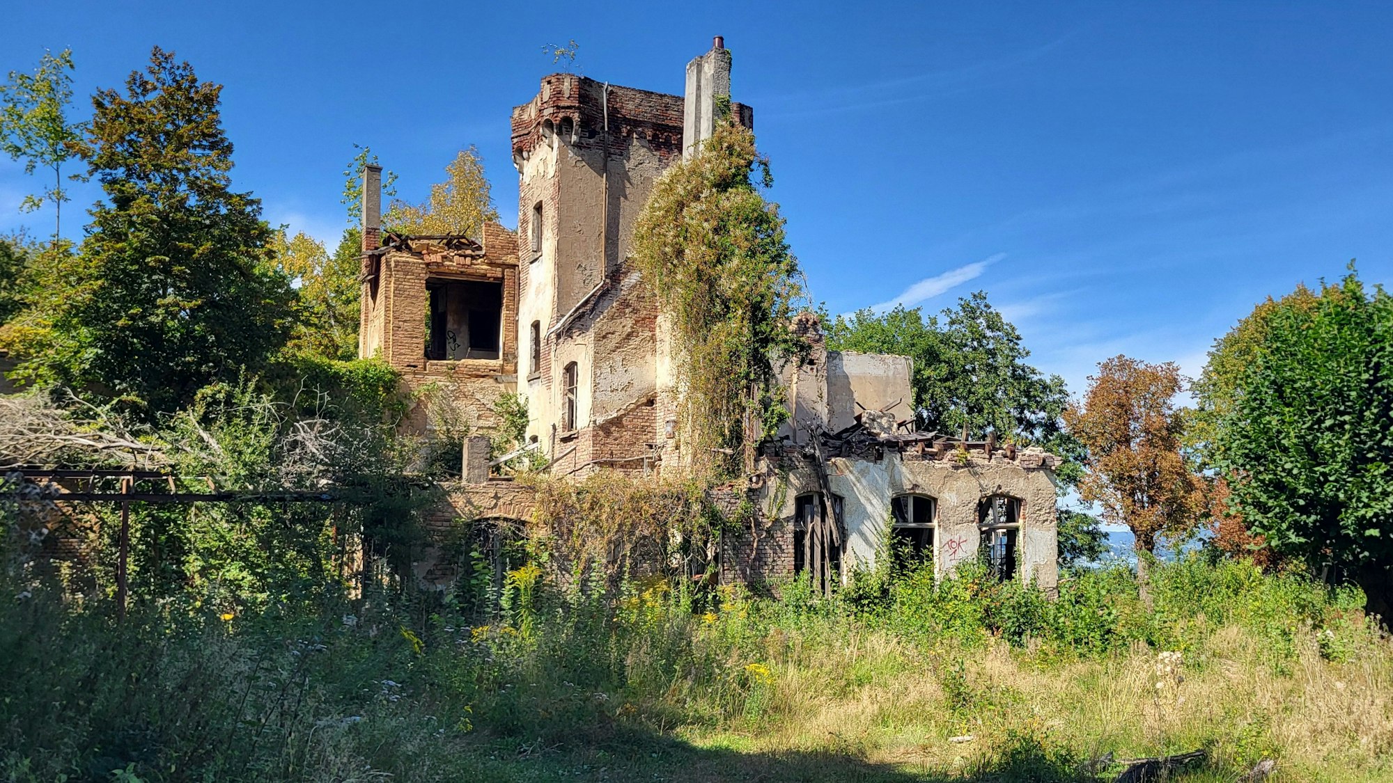 „Lost Place“ Waldburg Remagen: Von dem ehemaligen Hotel sind nur noch die Ruinen übriggeblieben.