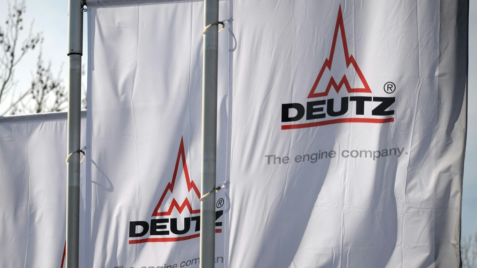 Deutz-Fahnen im Wind - über ihnen am Himmel fliegen bald vielleicht Drohnen, die Komponenten aus firmeneigener Produktion enthalten.