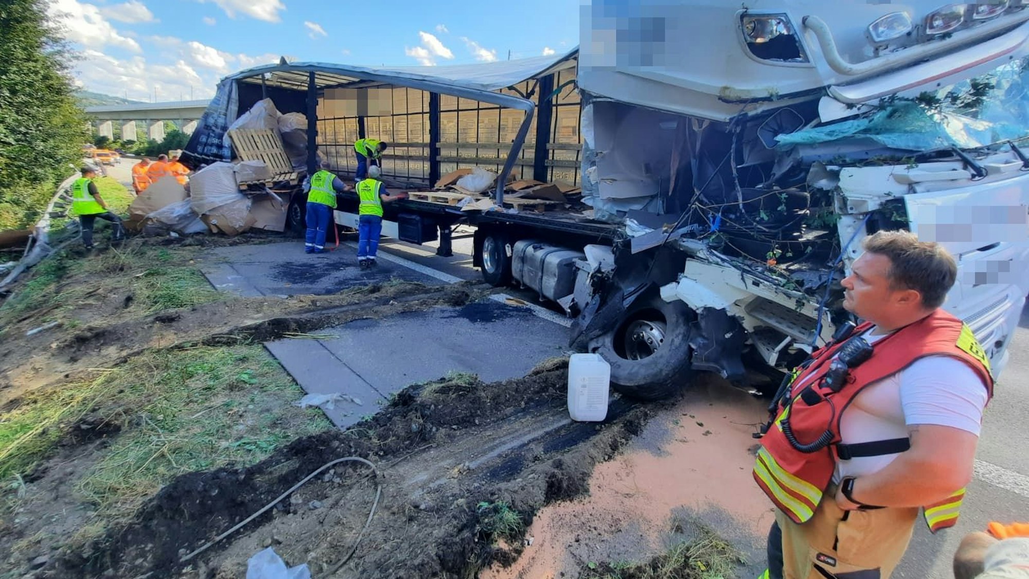 In Bad Honnef fuhr ein Lkw auf der A3 in einen Anhänger der Autobahnmeisterei und kippte dann in eine Böschung.