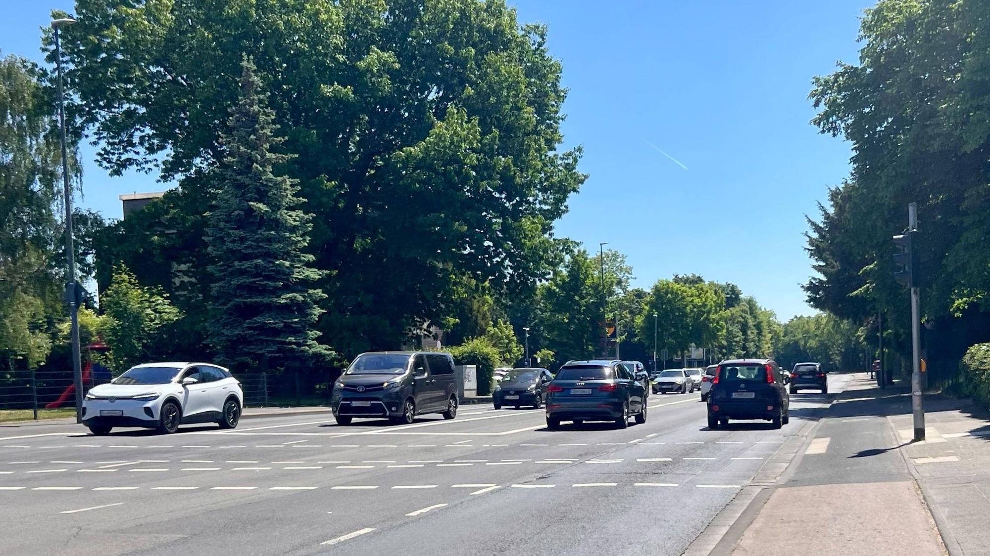 Autos fahren auf einer viel befahrenen, mehrspurigen Straße.