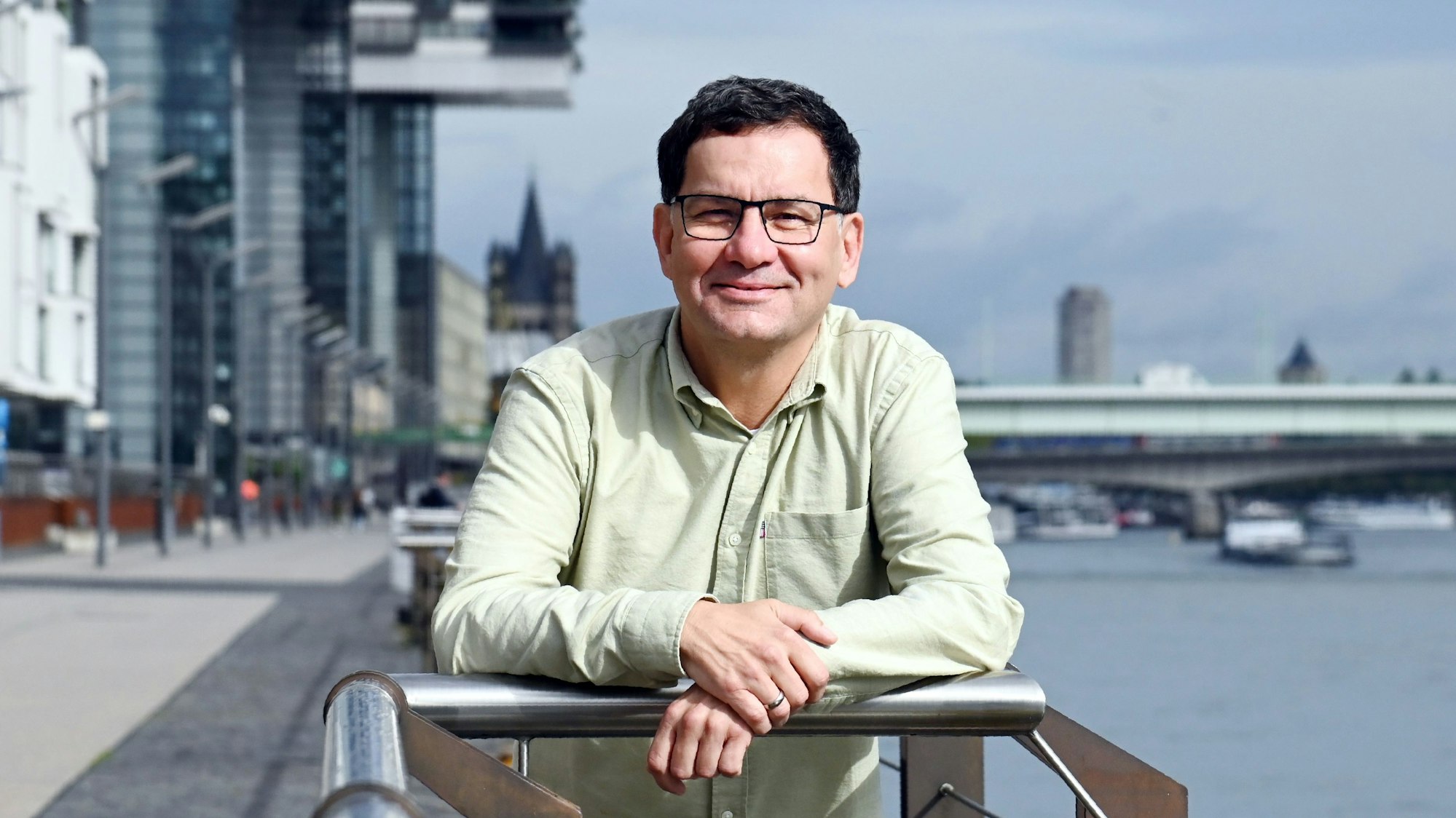 01.09.2025 Köln. Autor und Comedian Moritz Netenjakob über sein neues Buch "Der beste Papa der Welt", Premiere ist am 4.9. in der Volksbühne. Foto: Alexander Schwaiger