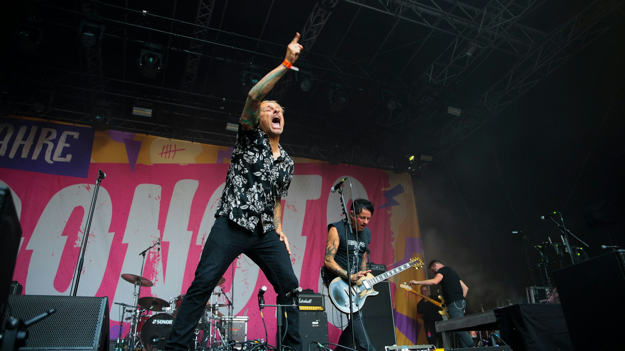 Das Bild zeigt die Band Donots bei ihrem Konzert auf dem Gamescom City Festival 2024. Foto:Dirk Borm