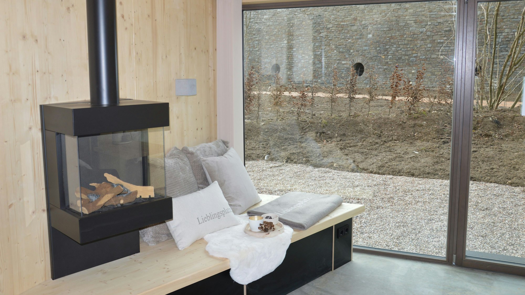 Das Foto zeigt einen der gasbetriebenen Kamine und eine Sitzecke drumherum.