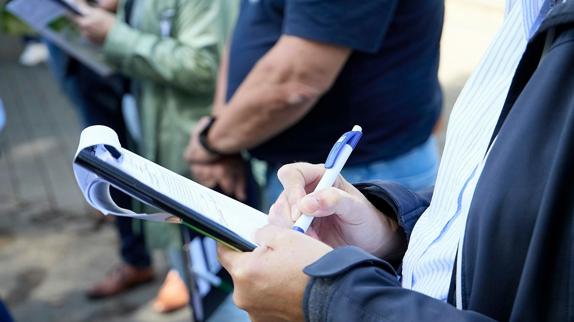 Mitglieder der Landeskommission des Wettbewerbs „Unser Dorf hat Zukunft“ schreiben ihre Beobachtungen auf.