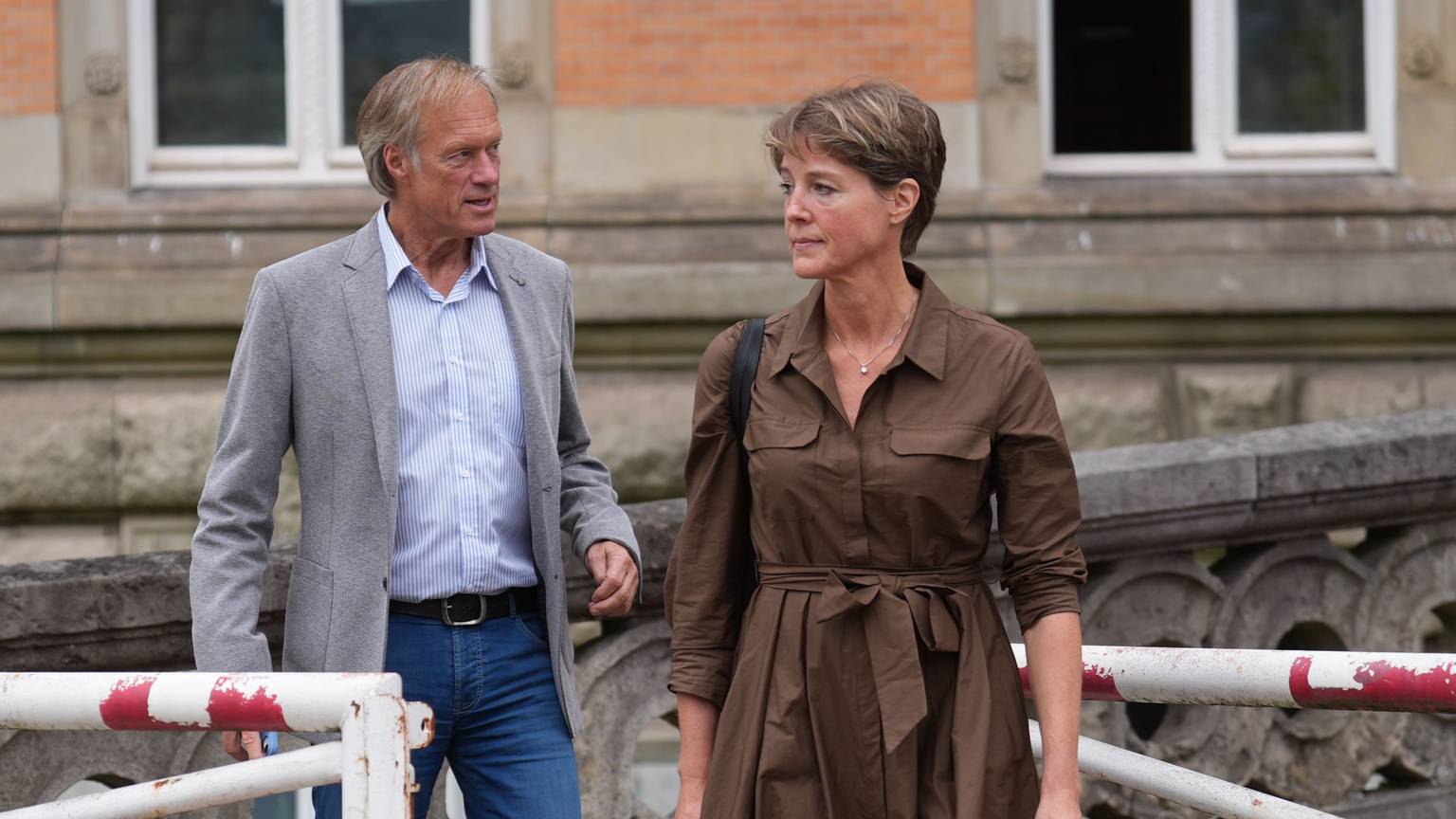 dpatopbilder - 29.08.2025, Hamburg: Christina Block (r), deutsche Gastronomin und Unternehmerin, und Gerhard Delling, ehemaliger Sportmoderator, Lebensgefährte von C. Block, verlassen das Strafjustizgebäude in einer Pause im Prozess wegen mutmaßlicher Kindesentführung im Landgericht Hamburg. In einer Nacht-und-Nebel-Aktion wurden in der Silvesternacht 2023/24 zwei Kinder der Gastronomie-Unternehmerin C. Block von Dänemark nach Deutschland gebracht. Wegen der mutmaßlichen Entführung findet am Landgericht Hamburg der Prozess statt, unter anderem gegen Block. Foto: Marcus Brandt/dpa +++ dpa-Bildfunk +++