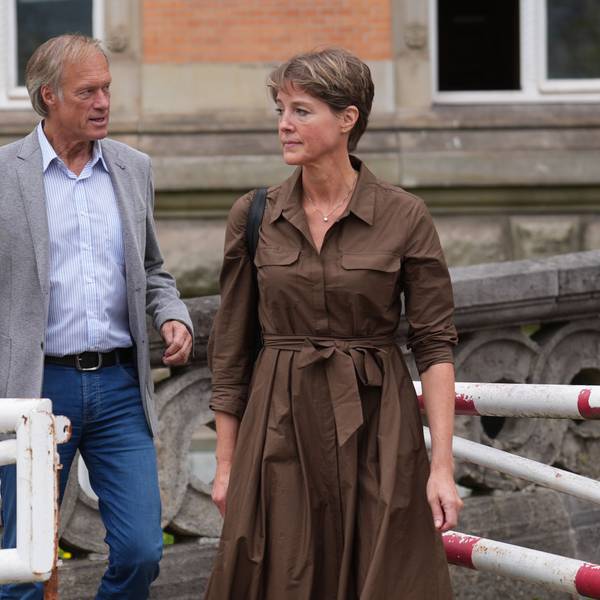 dpatopbilder - 29.08.2025, Hamburg: Christina Block (r), deutsche Gastronomin und Unternehmerin, und Gerhard Delling, ehemaliger Sportmoderator, Lebensgefährte von C. Block, verlassen das Strafjustizgebäude in einer Pause im Prozess wegen mutmaßlicher Kindesentführung im Landgericht Hamburg. In einer Nacht-und-Nebel-Aktion wurden in der Silvesternacht 2023/24 zwei Kinder der Gastronomie-Unternehmerin C. Block von Dänemark nach Deutschland gebracht. Wegen der mutmaßlichen Entführung findet am Landgericht Hamburg der Prozess statt, unter anderem gegen Block. Foto: Marcus Brandt/dpa +++ dpa-Bildfunk +++