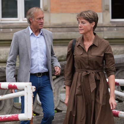 dpatopbilder - 29.08.2025, Hamburg: Christina Block (r), deutsche Gastronomin und Unternehmerin, und Gerhard Delling, ehemaliger Sportmoderator, Lebensgefährte von C. Block, verlassen das Strafjustizgebäude in einer Pause im Prozess wegen mutmaßlicher Kindesentführung im Landgericht Hamburg. In einer Nacht-und-Nebel-Aktion wurden in der Silvesternacht 2023/24 zwei Kinder der Gastronomie-Unternehmerin C. Block von Dänemark nach Deutschland gebracht. Wegen der mutmaßlichen Entführung findet am Landgericht Hamburg der Prozess statt, unter anderem gegen Block. Foto: Marcus Brandt/dpa +++ dpa-Bildfunk +++