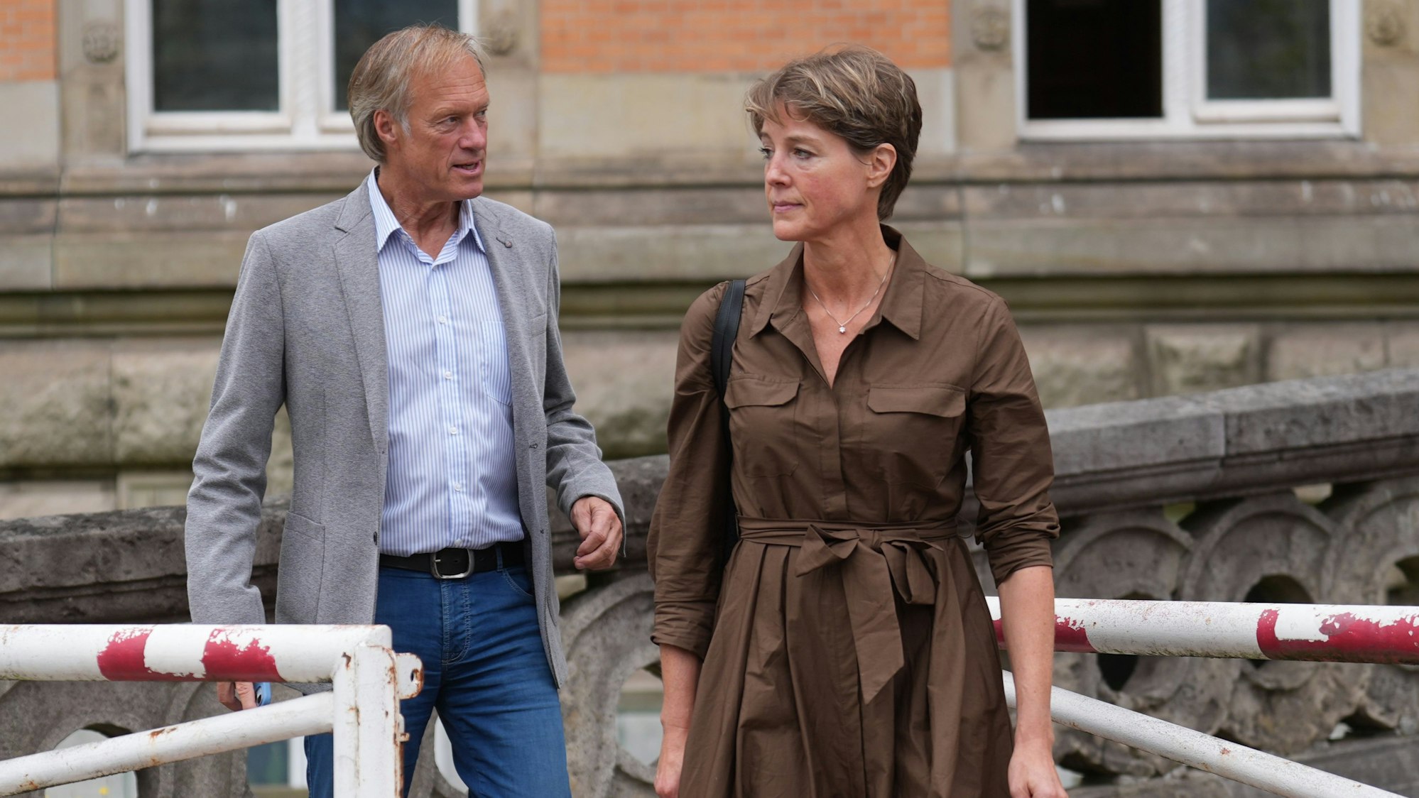 dpatopbilder - 29.08.2025, Hamburg: Christina Block (r), deutsche Gastronomin und Unternehmerin, und Gerhard Delling, ehemaliger Sportmoderator, Lebensgefährte von C. Block, verlassen das Strafjustizgebäude in einer Pause im Prozess wegen mutmaßlicher Kindesentführung im Landgericht Hamburg. In einer Nacht-und-Nebel-Aktion wurden in der Silvesternacht 2023/24 zwei Kinder der Gastronomie-Unternehmerin C. Block von Dänemark nach Deutschland gebracht. Wegen der mutmaßlichen Entführung findet am Landgericht Hamburg der Prozess statt, unter anderem gegen Block. Foto: Marcus Brandt/dpa +++ dpa-Bildfunk +++