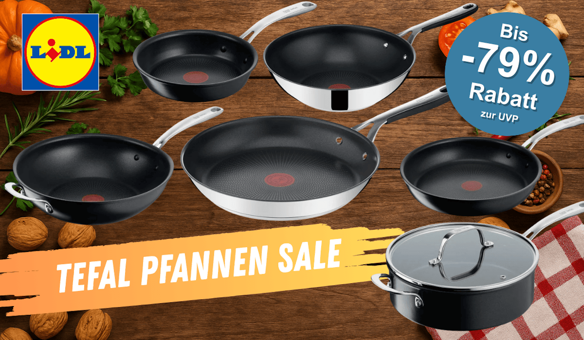 Anordnung verschiedener Tefal und Tefal Jamie Oliver Pfannen vor einem Hintergrund in Holzoptik mit einzelnen Deko-Elementen wie einem Kürbis, Walnüssen, Gewürzen und einem karierten Küchentuch.