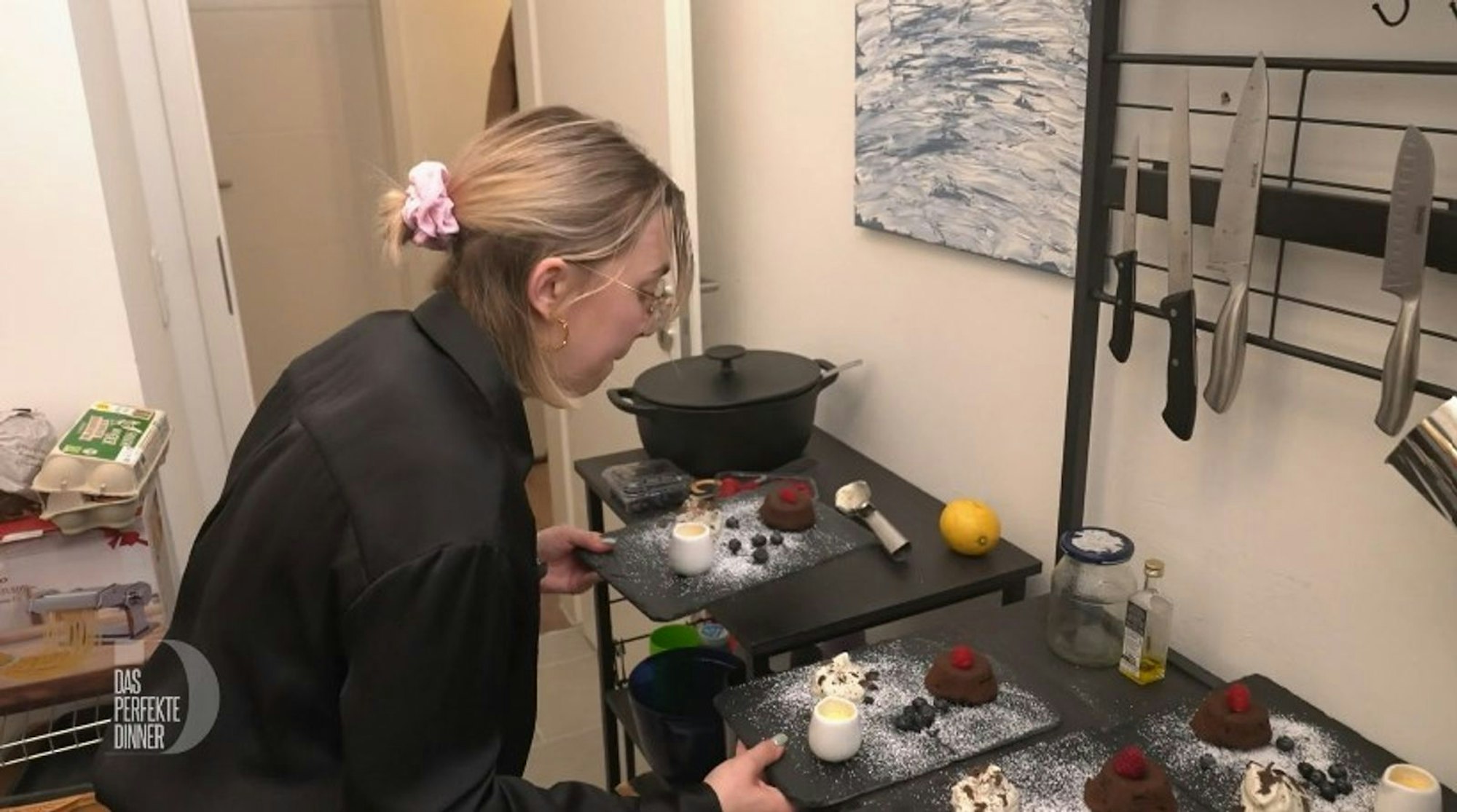 Balanceakt beim Dessert: Nele (24) kämpft mit ihrem Timing. (Bild: VOX)