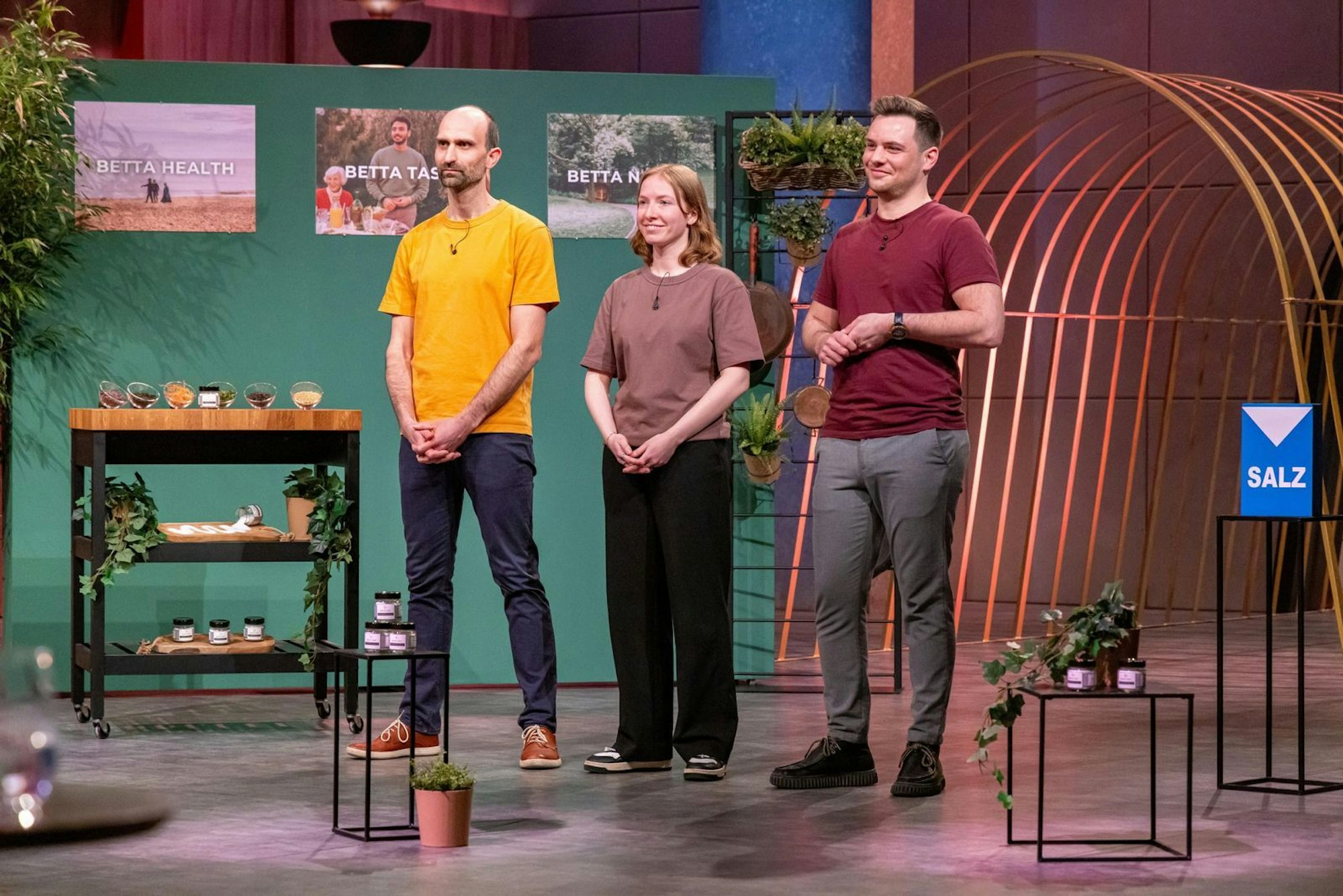 Karl Schlumbach, Lucia Scheffner und Daniel Siebert können mit „BettaSalt“ gesünderes Salz aus Kieselalgen herstellen. (Bild: RTL / Bernd-Michael Maurer)