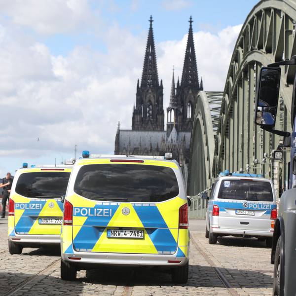 Am Vormittag hatten sich Klimaaktivisten von der Hohenzollernbrücke abgeseilt und damit einen Polizeieinsatz ausgelöst.