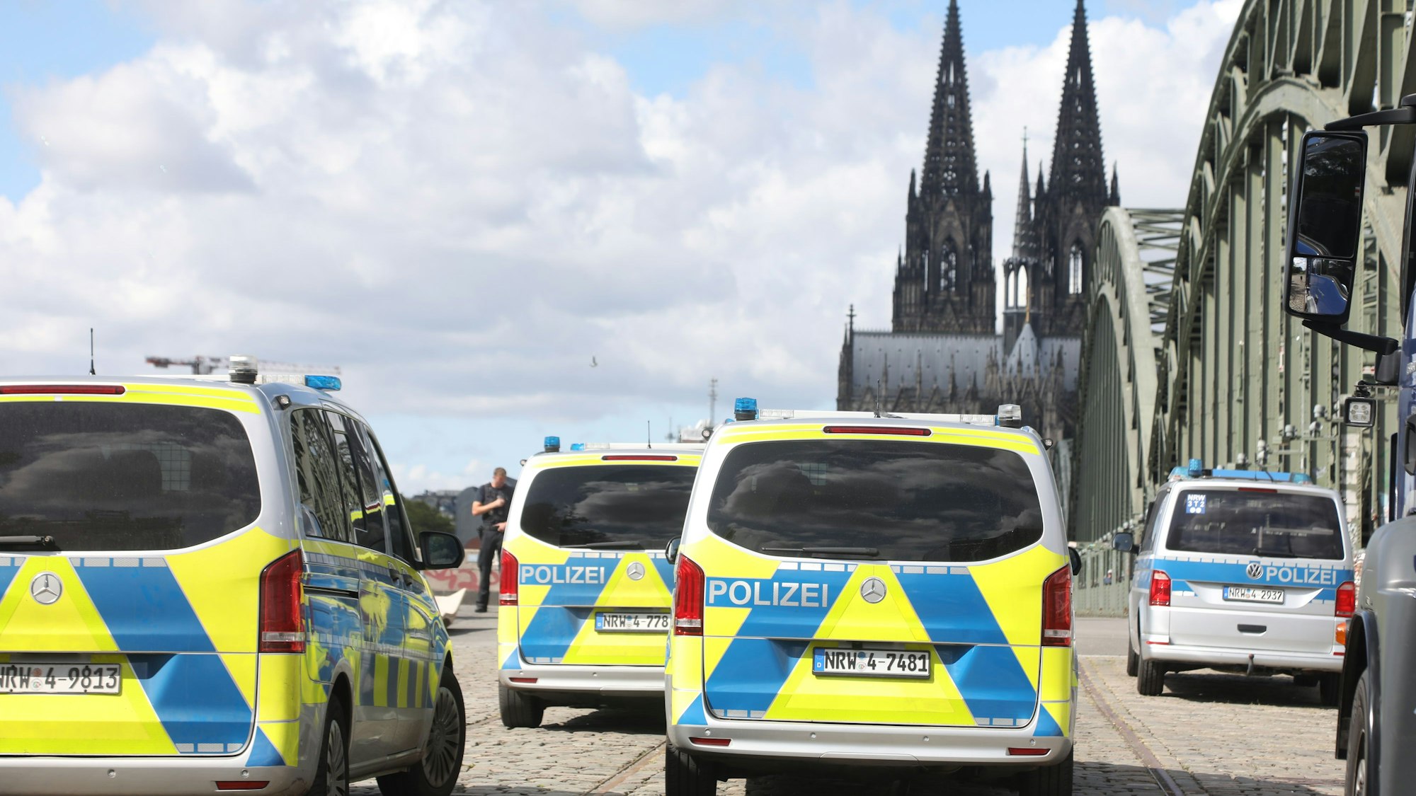 Am Vormittag hatten sich Klimaaktivisten von der Hohenzollernbrücke abgeseilt und damit einen Polizeieinsatz ausgelöst.