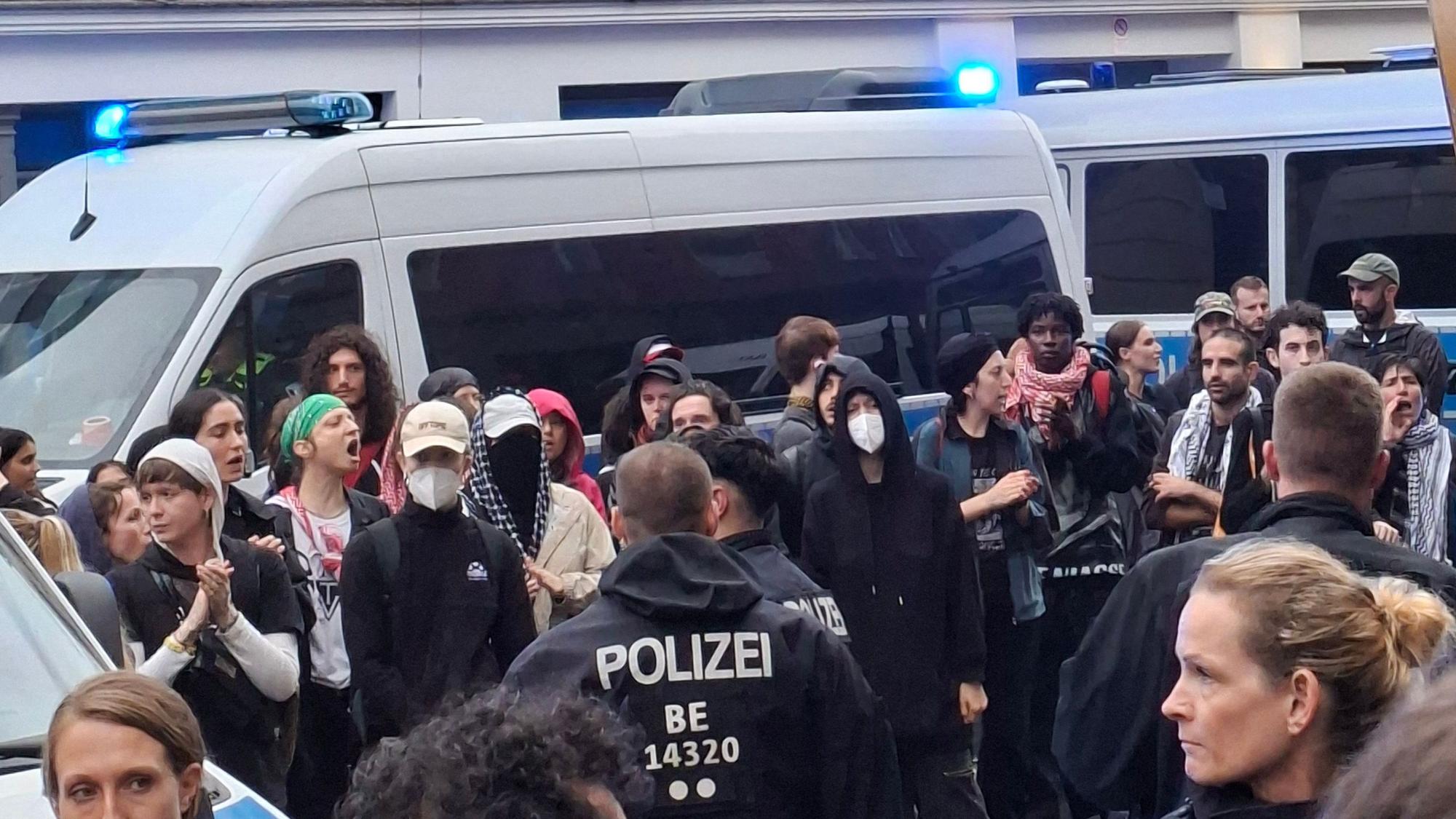 Eine Gruppe von Demonstranten steht vor einem Polizeifahrzeug bei einer propalästinensischen Demonstration nahe dem Hackeschen Markt in Berlin. (Archivbild)
