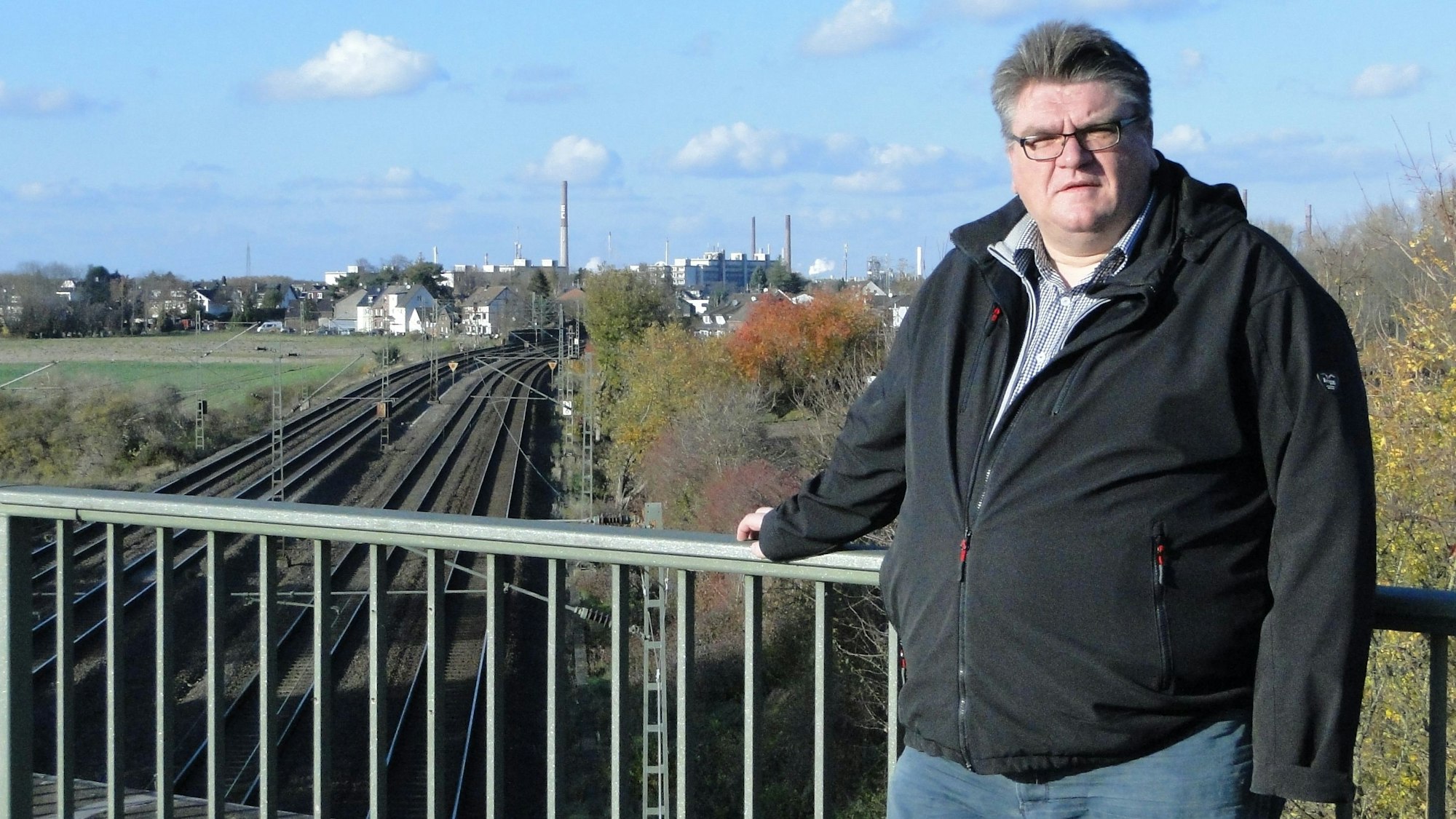 Reinhard Zöllner tritt seine zweite Amtszeit als Bezirksbürgermeister an. (Im Hintergrund zu sehen: Roggendorf und die S-Bahntrase durch den Bezirk.)