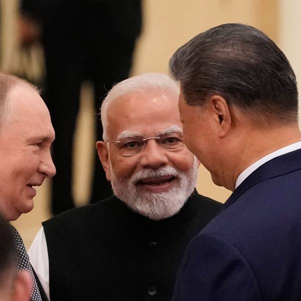 Der russische Präsident Wladimir Putin (l-r), der indische Premierminister Narendra Modi und der chinesische Präsident Xi Jinping unterhalten sich vor dem Gipfeltreffen der Shanghaier Organisation für Zusammenarbeit in China.